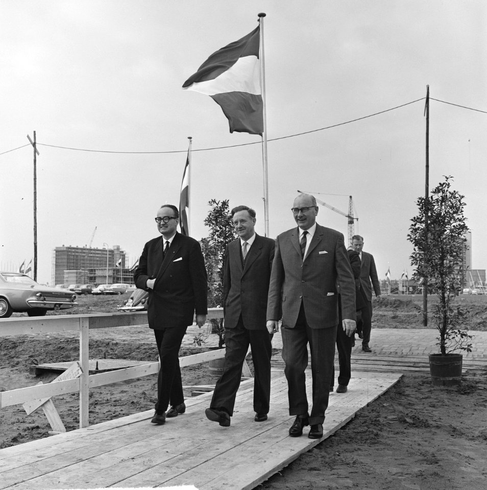 Minister Bogaers als heibaas te Delft bij de bouw van project Voorhof II Oost , Bestanddeelnr 915-6048