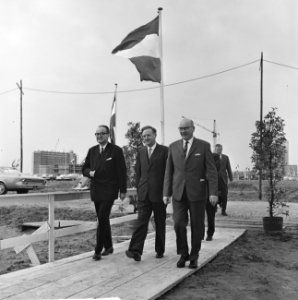 Minister Bogaers als heibaas te Delft bij de bouw van project Voorhof II Oost , Bestanddeelnr 915-6048