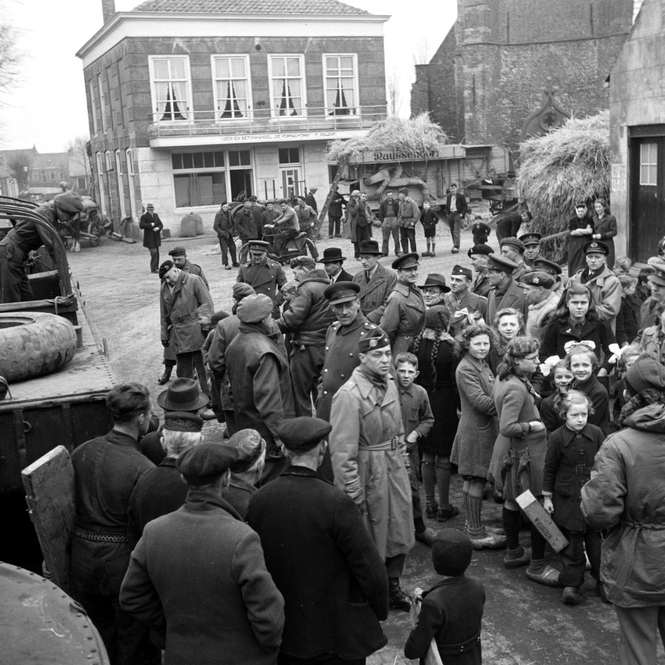 Minister Attlee (man in zwarte pak met hoed in het midden van de foto) in Seroos, Bestanddeelnr 900-2354