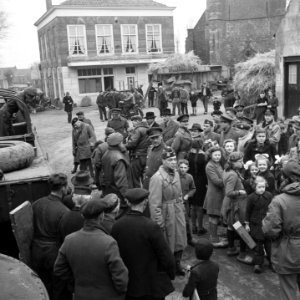 Minister Attlee (man in zwarte pak met hoed in het midden van de foto) in Seroos, Bestanddeelnr 900-2354