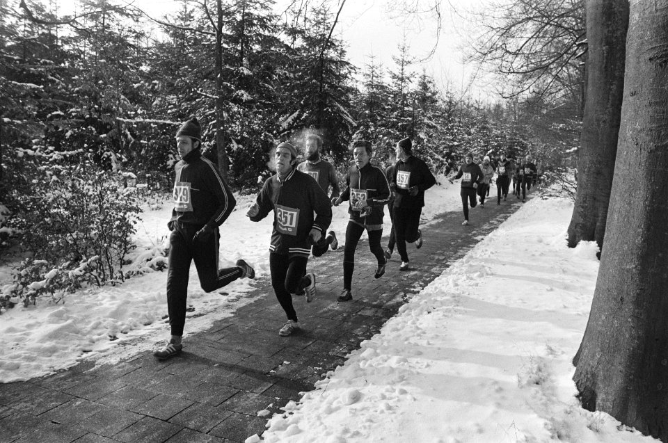 Midwintermarathon in Apeldoorn deelnemers onderweg in de sneeuw, Bestanddeelnr 928-3931