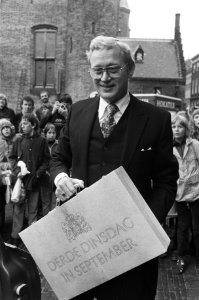 Minister Andriessen (Financiën) met het miljardenkoffertje op het Binnenhof, Bestanddeelnr 930-4480
