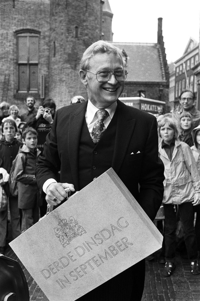 Minister Andriessen (Financiën) met het miljardenkoffertje op het Binnenhof, Bestanddeelnr 930-4479