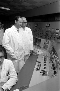 Minister Boersma (l) en de heer Woldrigh in de controle-kamer, Bestanddeelnr 925-6008