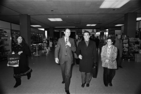 Minister Boersma begroet Joegoslavische minister van Arbeid Pepovski op Schiphol, Bestanddeelnr 928-9835