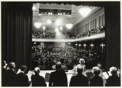 Mieke Telkamp en het Haarlems Kamerkoor worden toegejuicht in het Concertgebouw bij het kerstgala. NL-HlmNHA 54005109