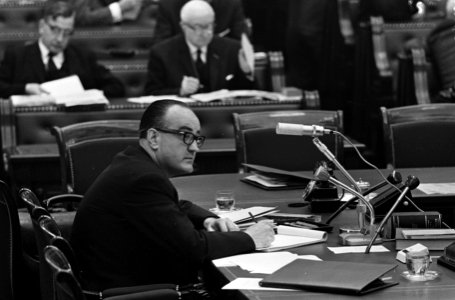 Minister Bogaers van Volkshuisvesting en Ruimtelijke Ordening, luisterend, Bestanddeelnr 918-3648