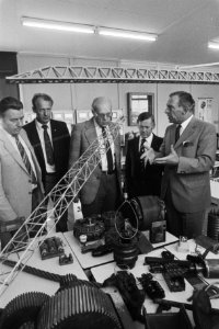 Minister Albeda in informatiecentrum, Bestanddeelnr 930-9947