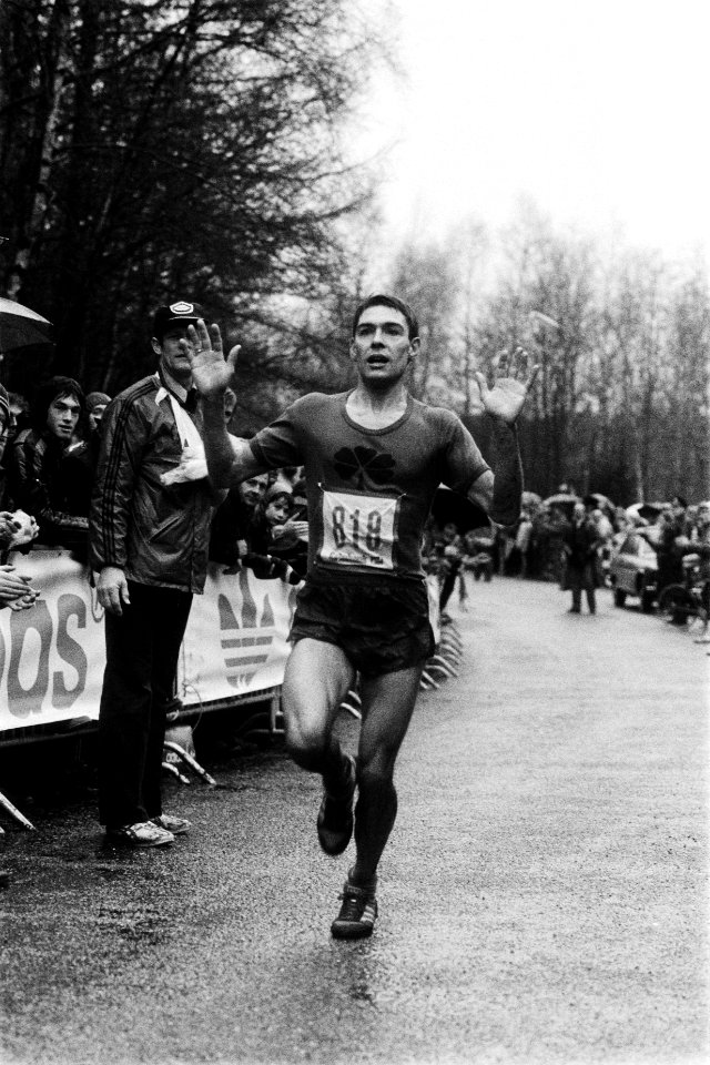 Midwinter marathon in Apeldoorn Cor Vriend finisht, Bestanddeelnr 930-6541
