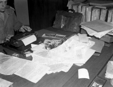 Militair achter schrijfmachine Voor hem liggen diverse brieven (oa met een te, Bestanddeelnr 13085
