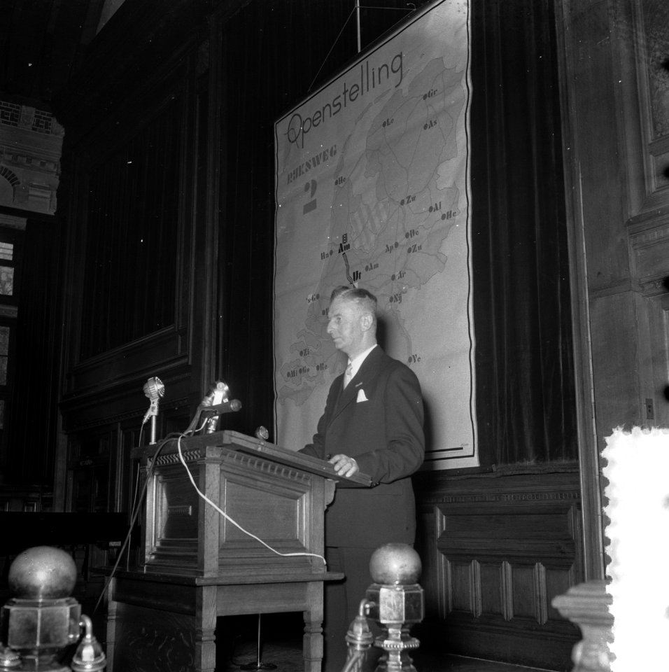Minister Algera in Museum voor de Tropen voor opening Amstelbrug, Bestanddeelnr 906-3714