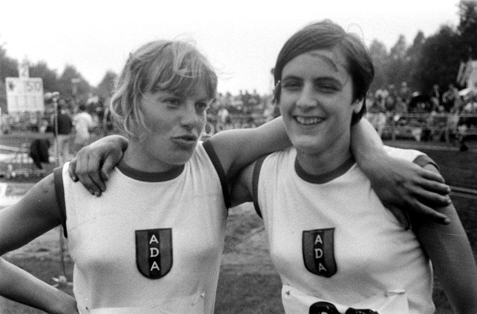Mieke Sterk (l) en Miep van Beek, Bestanddeelnr 922-6815