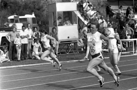 Mieke Sterk (rechts) wint de 100 meter voor Riet Visschers (links), Bestanddeelnr 928-0327