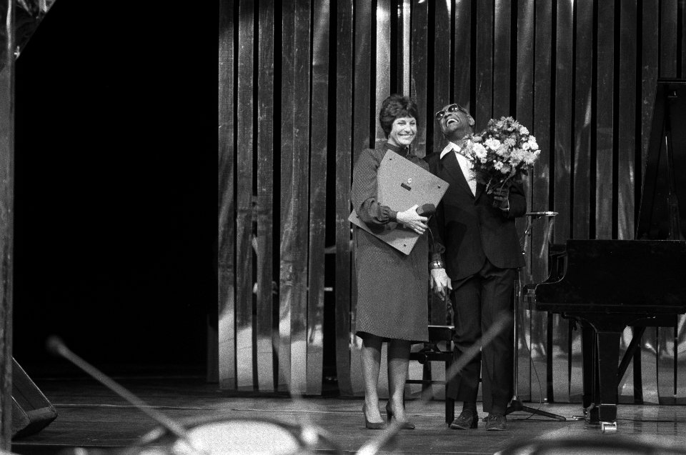 Mies Bouwman reikt een gouden plaat uit aan Ray Charles, Bestanddeelnr 931-8108