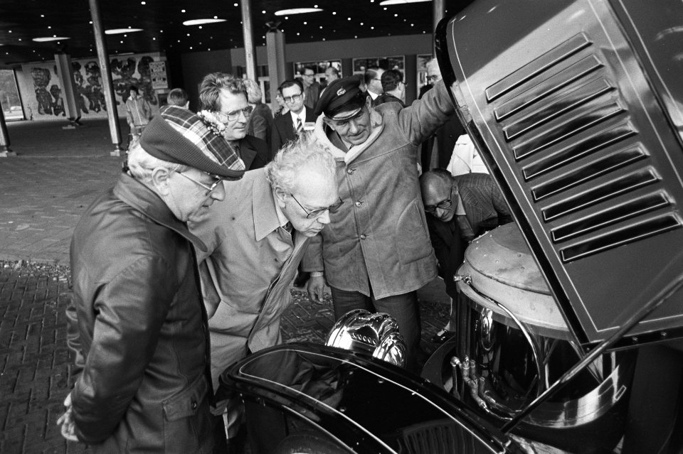 Minister Albeda begaf zich in stoomauto naar Nederlands Congresgebouw Den Haag v, Bestanddeelnr 931-0699