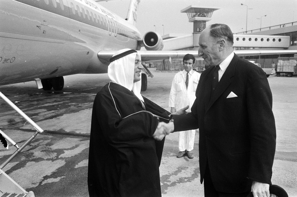 Minister Al Sakhaf en minister Luns begroeten elkaar, Bestanddeelnr 924-4289