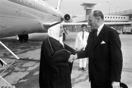 Minister Al Sakhaf en minister Luns begroeten elkaar, Bestanddeelnr 924-4289