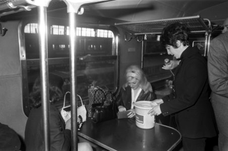 Mies Bouwman start Actie Bisschop Bekkers, op Centraal Station, Amsterdam Mies, Bestanddeelnr 922-3967