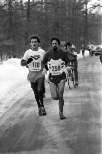 Midwintermarathon, Apeldoorn Harry Patist met 110 en G. Mentink in actie, Bestanddeelnr 930-1046