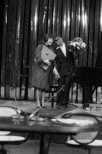 Mies Bouwman reikt een gouden plaat uit aan Ray Charles, Bestanddeelnr 931-8107