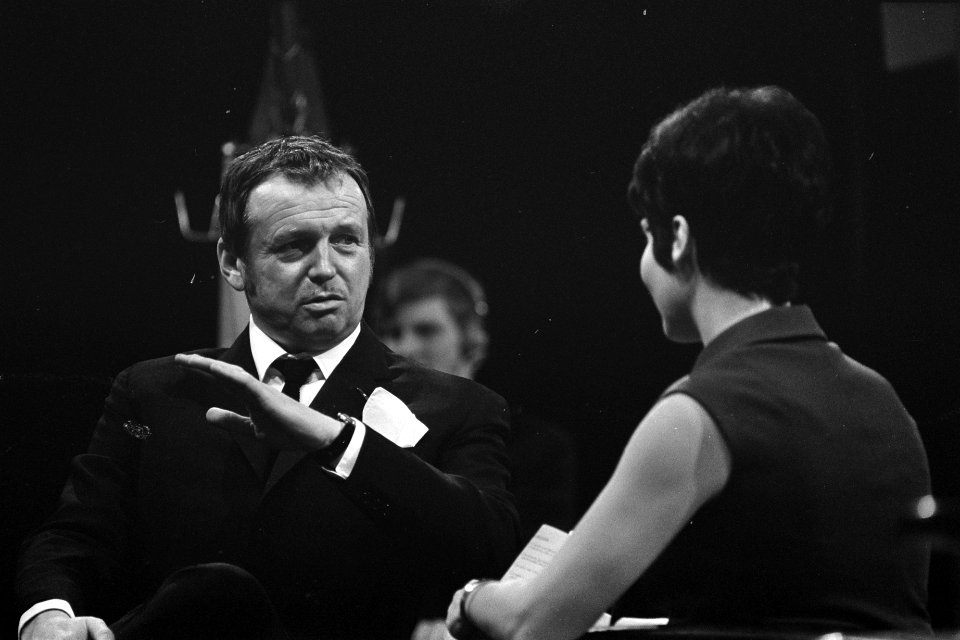 Mies en scene met Toon Hermans , hier tijdens de uitzending, Bestanddeelnr 921-0765