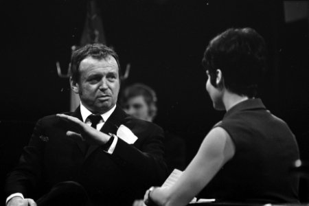 Mies en scene met Toon Hermans , hier tijdens de uitzending, Bestanddeelnr 921-0765