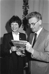Mies Bouwman overhandigt Simon Carmiggelt boek Juliana 75 Nationaal fotoalbum, Bestanddeelnr 932-9236