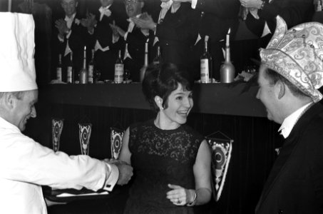Mies Bouwman , erelid van carnavalsvereniging De Knoerissen te Uden (NB), Bestanddeelnr 919-9940