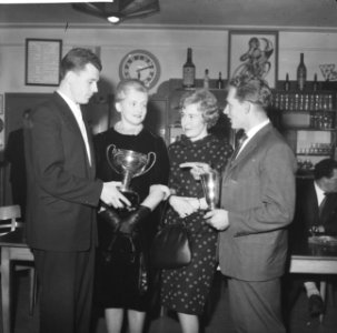 Mies Stolker , renner van het jaar, Henk Nijdam renner belofte. Mies Stolker en , Bestanddeelnr 913-3707