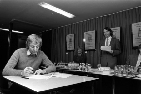 Mient Jan Faber zet handtekening, rechts Rabbijn Soetendorp, Bestanddeelnr 931-8388