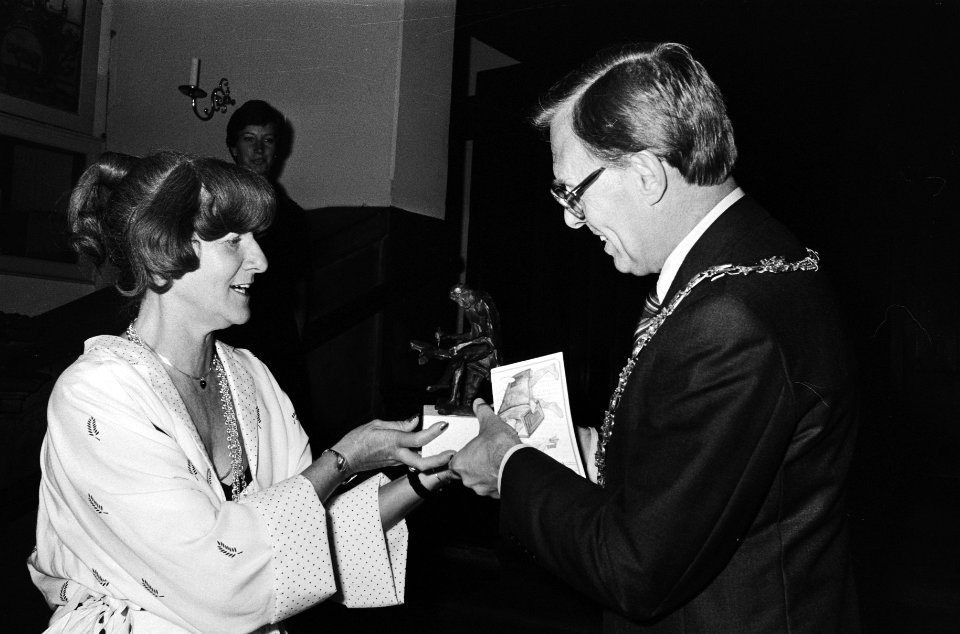 Miep Diekmann ontvangt de prijs uit handen van burgemeester Reehorst (Haarlem), Bestanddeelnr 930-3026