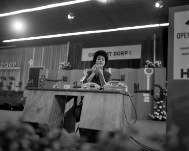 Mies Bouwman achter een desk, Bestanddeelnr 914-5489