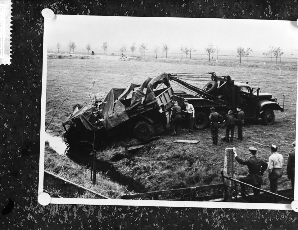 Militair auto-ongeluk bij Rijnswaterswoud, vermoedelijk betreft het hier Rijnsat, Bestanddeelnr 911-2535