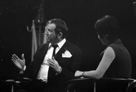 Mies en scene met Toon Hermans , hier tijdens de uitzending, Bestanddeelnr 921-0762