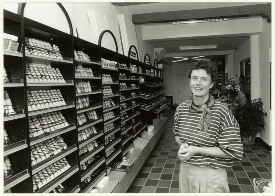 Mieke Kuyper-van Ommeren bij de teken- en schildermaterialen in de vernieuwe hobbywinkel van Gerard Smit. Gedempte Oude Gracht 36, NL-HlmNHA 54032065