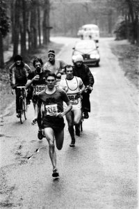 Midwinter marathon in Apeldoorn Cor Vriend ( 818 ) Roelof Veld ( 94 ) en Gerard, Bestanddeelnr 930-6540