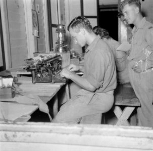 Militair achter een schrijfmachine, waarschijnlijk in Malakka, Bestanddeelnr 255-8359