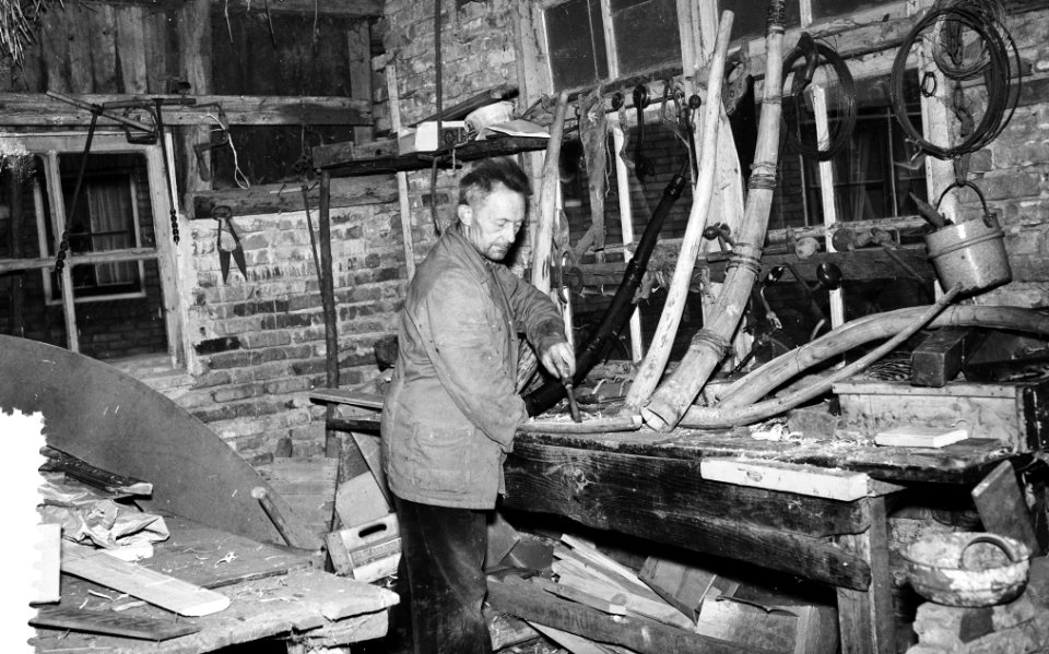 Midwinterhoornmaker aan het werk, Bestanddeelnr 909-0833