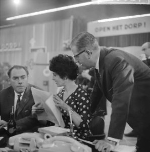 Mies Bouwman en dr. A. Klapwijk tijdens de uitzending, Bestanddeelnr 914-5527