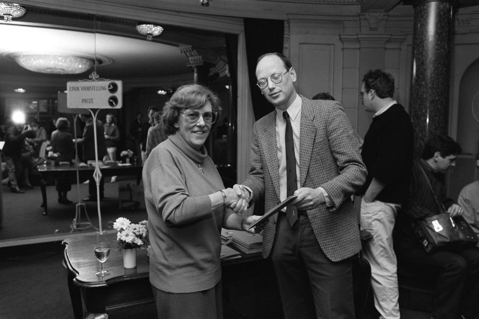 Mies Bouhuys (l) overhandigt wethouder Etty boekje Culture in Another South Afr, Bestanddeelnr 933-8350