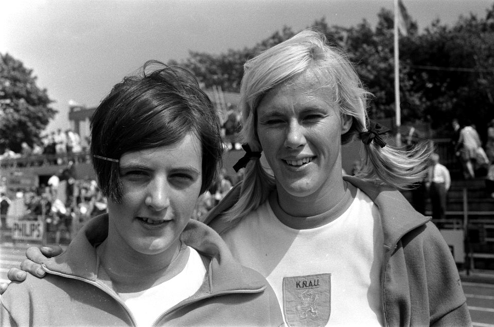 Miep van Beek (links) en Marianne Ackermans, Bestanddeelnr 922-6233
