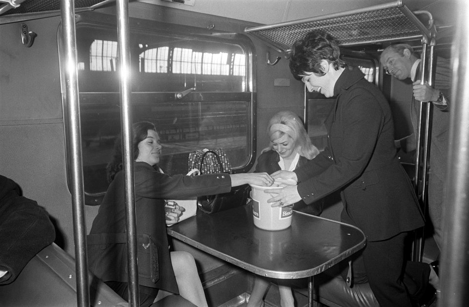 Mies Bouwman start Aktie Bisschop Bekkers, op Centraal Station, Amsterdam. Mie, Bestanddeelnr 922-3965