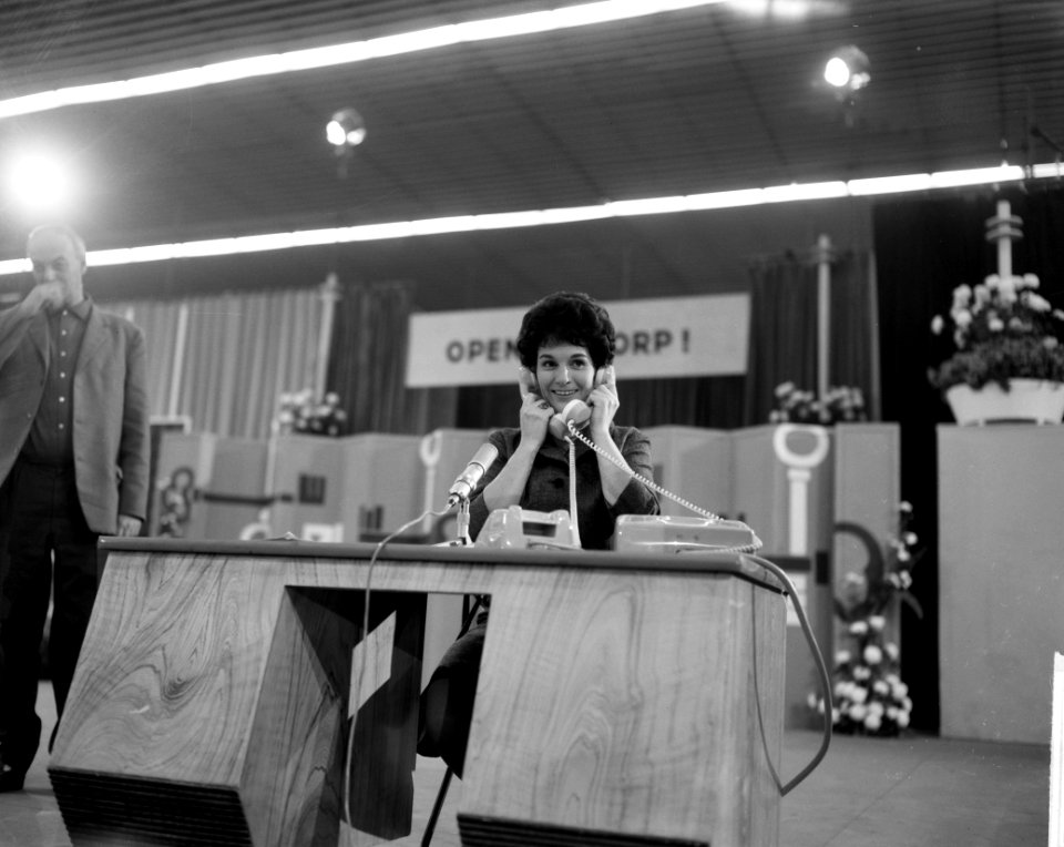 Mies Bouwman aan de telefoon, Bestanddeelnr 914-5480