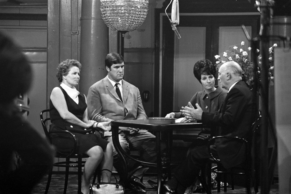 Mies en Scène. vlnr mevrouw Van Someren-Downer, Anton Geesink, Mies Bouwman, jou, Bestanddeelnr 921-7952