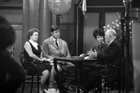 Mies en Scène. vlnr mevrouw Van Someren-Downer, Anton Geesink, Mies Bouwman, jou, Bestanddeelnr 921-7952