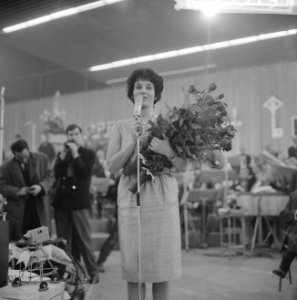 Mies Bouwman ontvangt rozen van dr. A. Klapwijk aan het eind van de 23 uur duren, Bestanddeelnr 914-5519