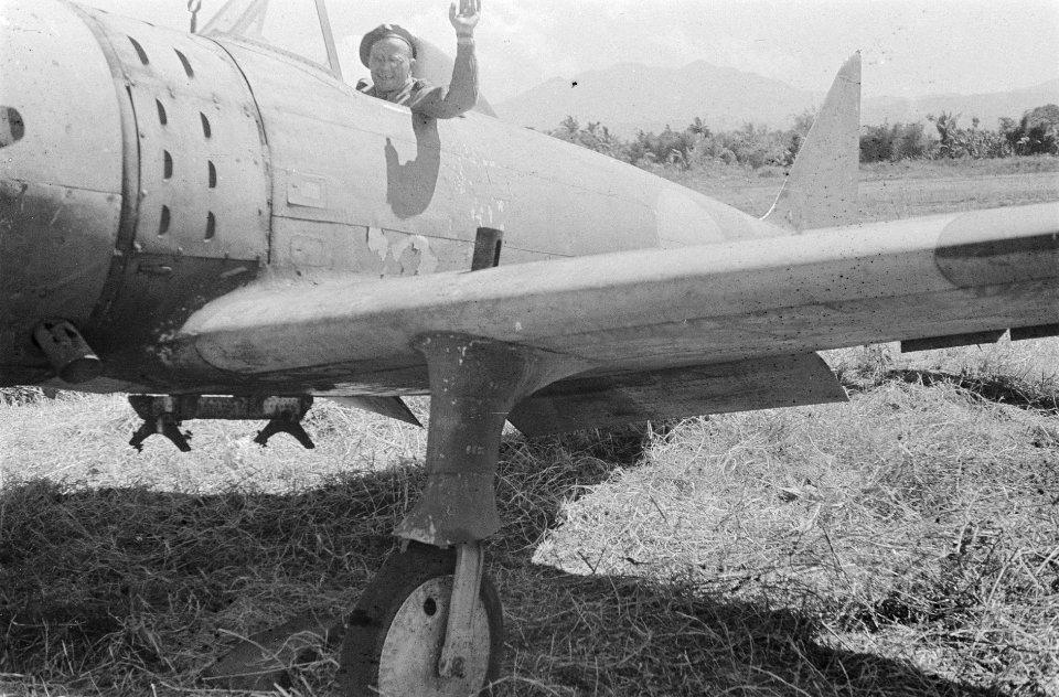 Militair in de cockpit van een buitgemaakt Japans vliegtuig, Bestanddeelnr 39-6-5