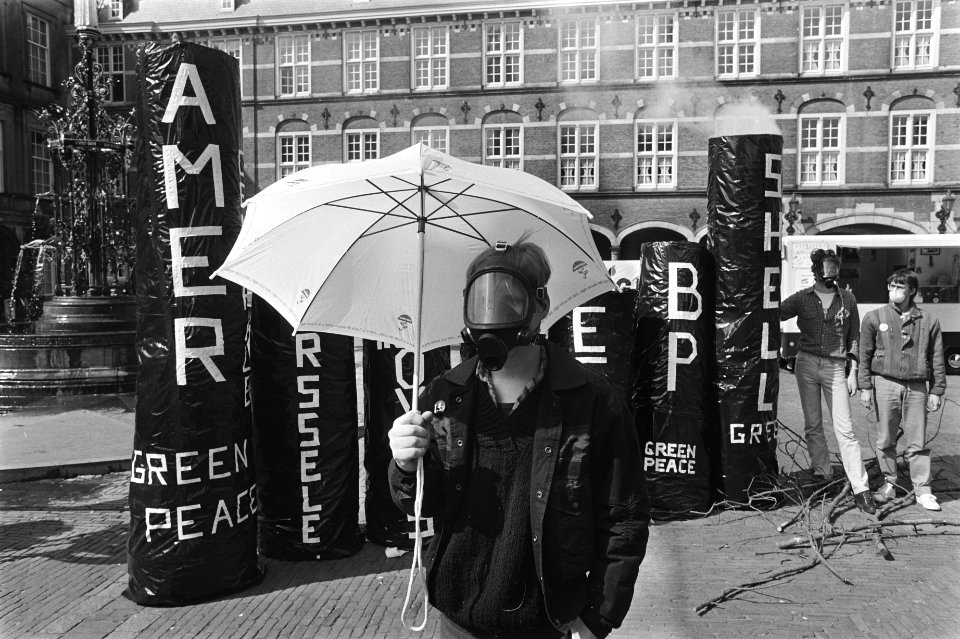 Milieuorganisaties w.o. Greenpeace demonstreren op het Binnenhof tegen zure rege, Bestanddeelnr 932-9674