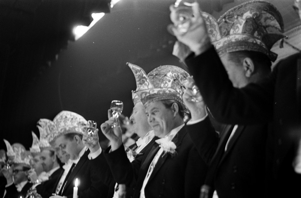 Mies Bouwman , erelid van carnavalsvereniging De Knoerissen te Uden (NB), Bestanddeelnr 919-9942