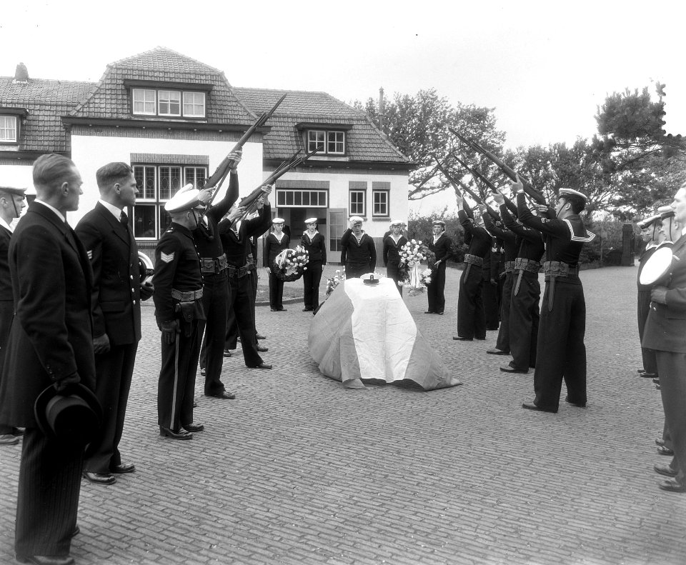 Militaire begrafenis schipper Jan Hendrik Simonis Den Helder, Bestanddeelnr 907-2185